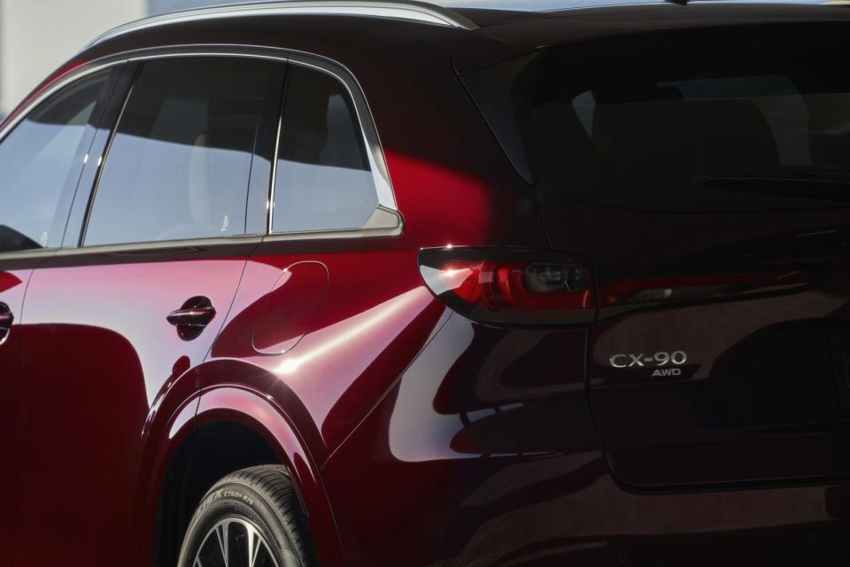 精細流暢線條與匠韻紅車色共同構築起CX-90肌肉感與不斷變化的流動風貌。