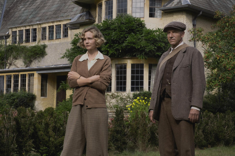 THE DIG (L-R): CAREY MULLIGAN as EDITH PRETTY, RALPH FIENNES as BASIL BROWN. (LARRY HORRICKS/NETFLIX © 2021) 