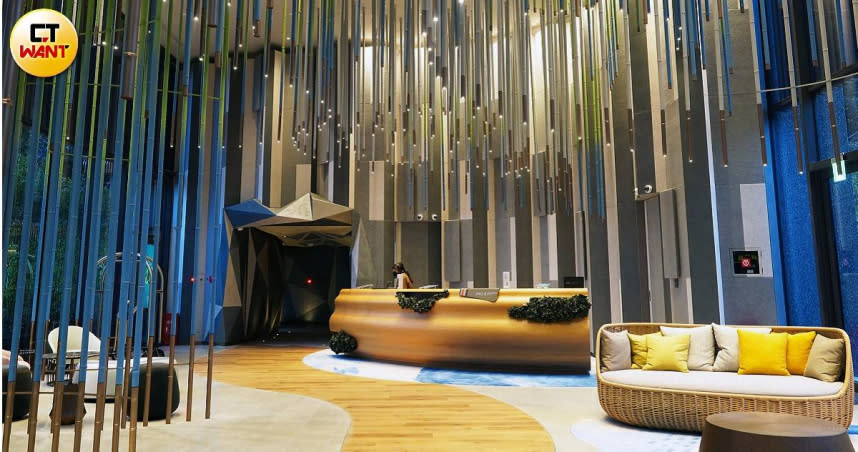 酒店設計由獲得許多國際獎項的新加坡MOD（Ministry of Design）設計公司操刀，整體靈感源於阿里山的自然與人文風景，圖為大廳竹林意象。（圖／魏妤靜攝）