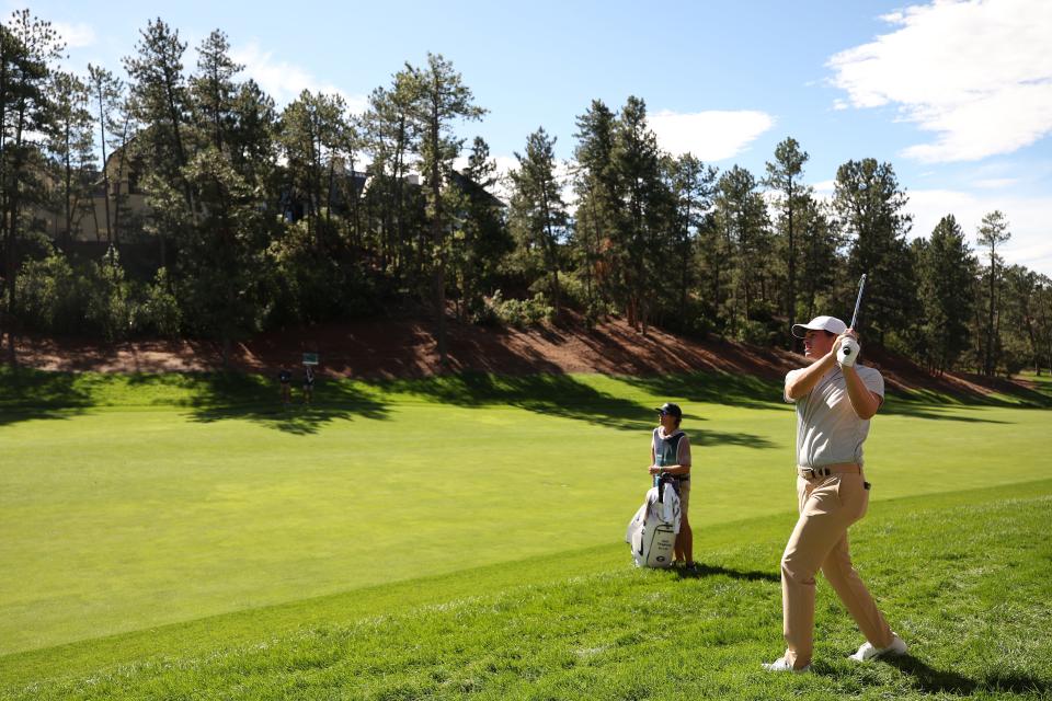 Davis Thompson realiza un tiro en el octavo hoyo durante la segunda ronda del Campeonato BMW 2024 en Castle Pines Golf Club. (Christian Petersen/Getty Images)