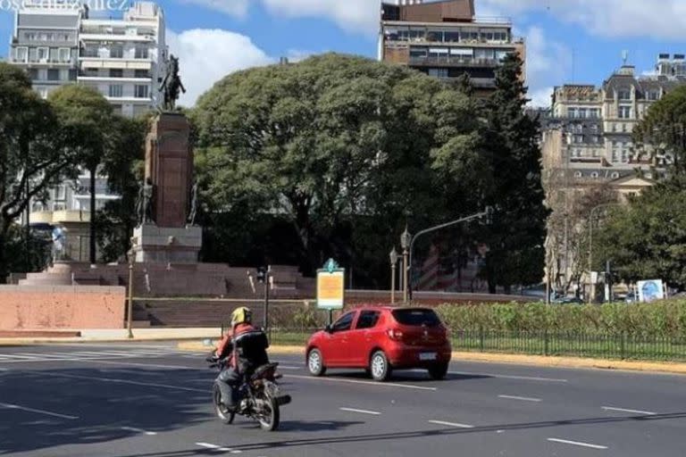 Avenida del Libertador y Alvear, actualmente: los cambios son evidentes pero entre los árboles asoman recuerdos de otros tiempos 