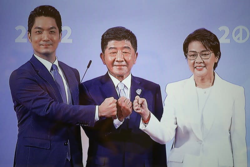 20221104-左起國民黨台北市長候選人蔣萬安、民進黨台北市長候選人陳時中、無黨籍台北市長候選人黃珊珊一同出席電視辯論會。（翻攝電視畫面）