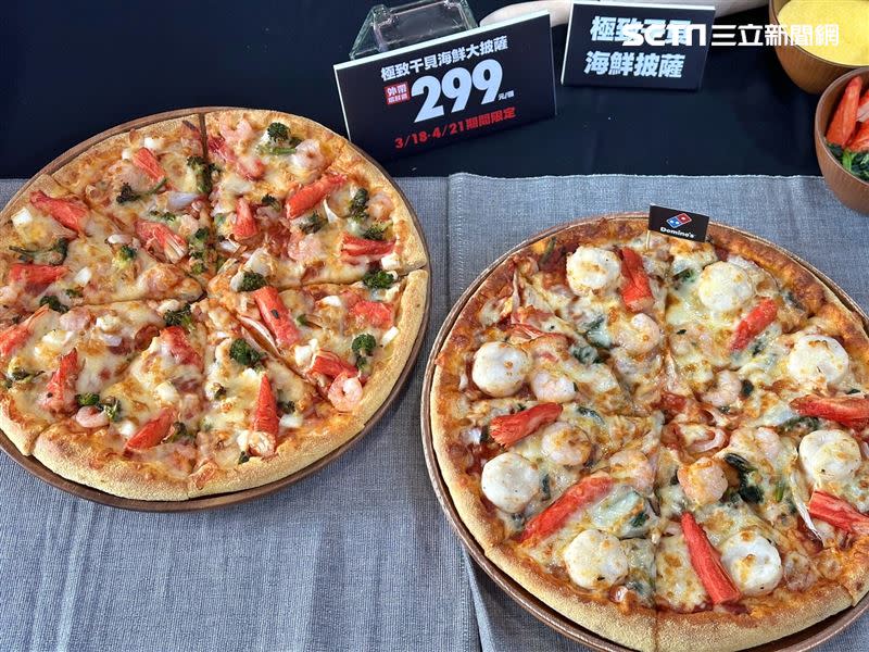 達美樂海鮮(左)升級為「極致干貝海鮮披薩」(右)，放上8顆大干貝及大白蝦超豪華。（圖／記者劉沛妘攝影）