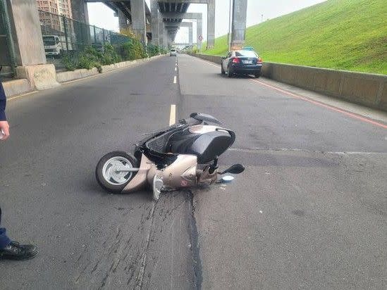 ▲袁婦因違規穿越馬路，慘遭直行機車撞飛身亡。（圖／翻攝畫面）