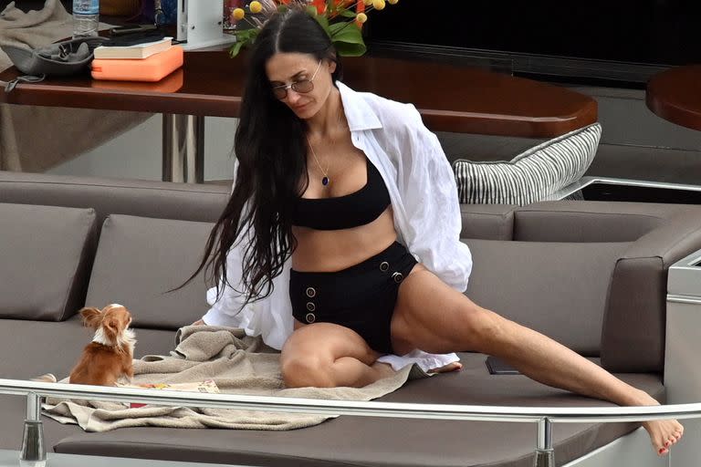 Demi Moore pasa sus vacaciones en Grecia acompañada de su fiel mascota