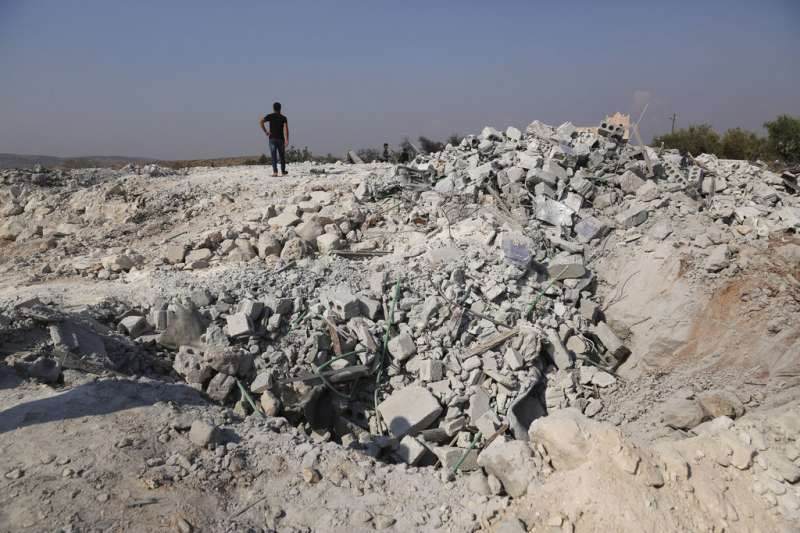 巴里沙的居民與遭到美軍轟炸的廢墟，巴格達迪的藏身處已被夷為平地。（美聯社）