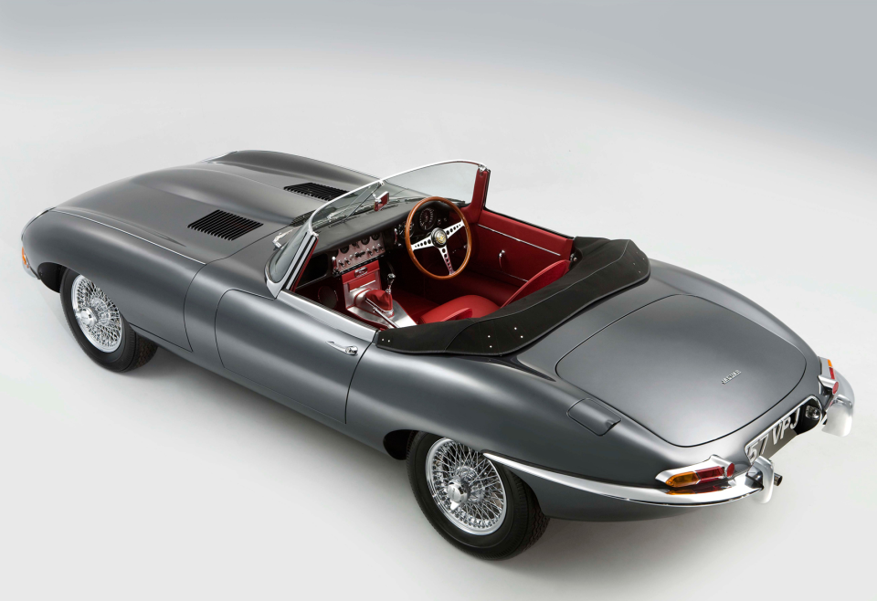 E-Type Series 1有硬頂、敞蓬、2+2三種不同的車型選擇，圖為敞蓬款。