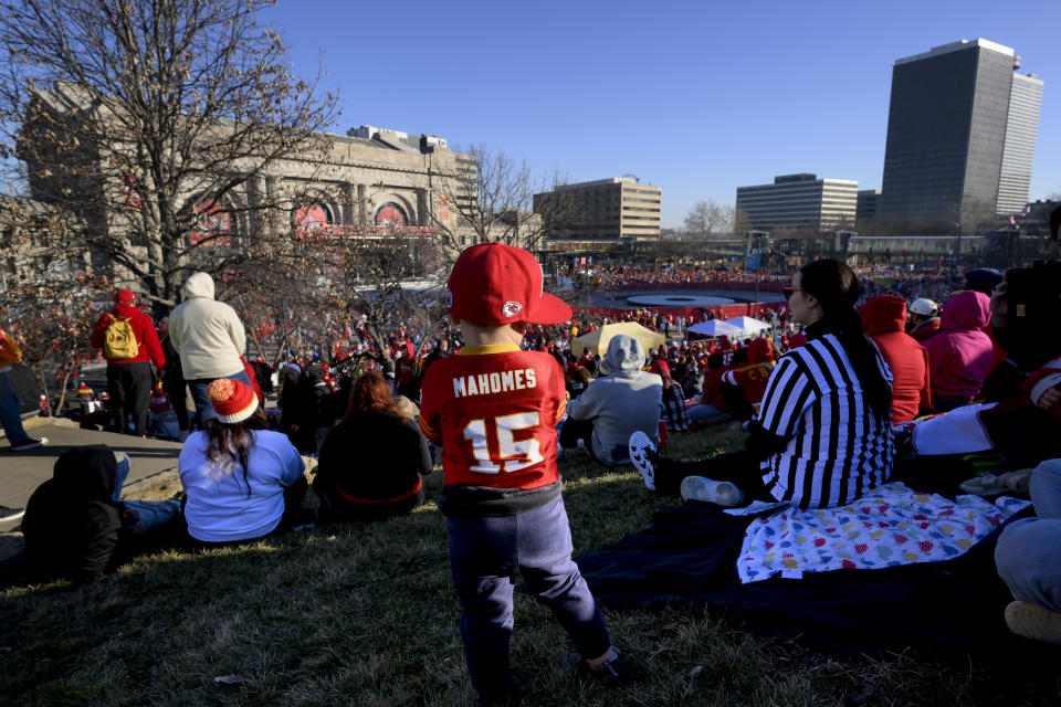 Un fan bebé de los Kansas City Chiefs espera que comience el desfile por la victoria del Super Bowl en Kansas City, Missouri, el miércoles 14 de febrero de 2024. . (AP Photo/Reed Hoffmann)