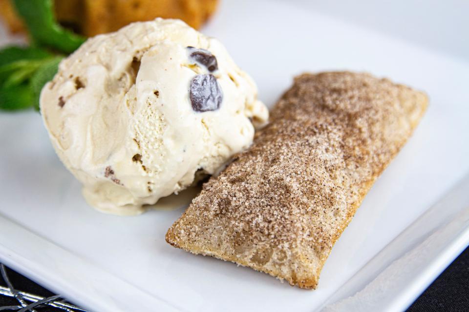  Fried Apple Pie with Cinnamon and Sugar with Salted Caramel Ice Cream (Milky Way)
