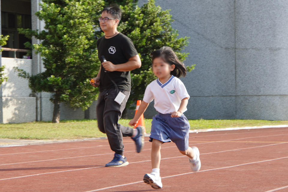 幼兒園個人短跑--孩子不要害怕！小魚老師陪你一起跑。