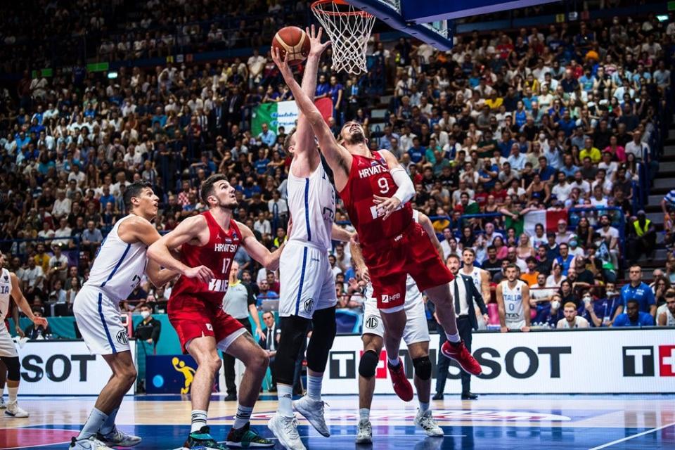 Dario Saric attempts a reverse layup in Croatia's loss to Italy in EuroBasket play.