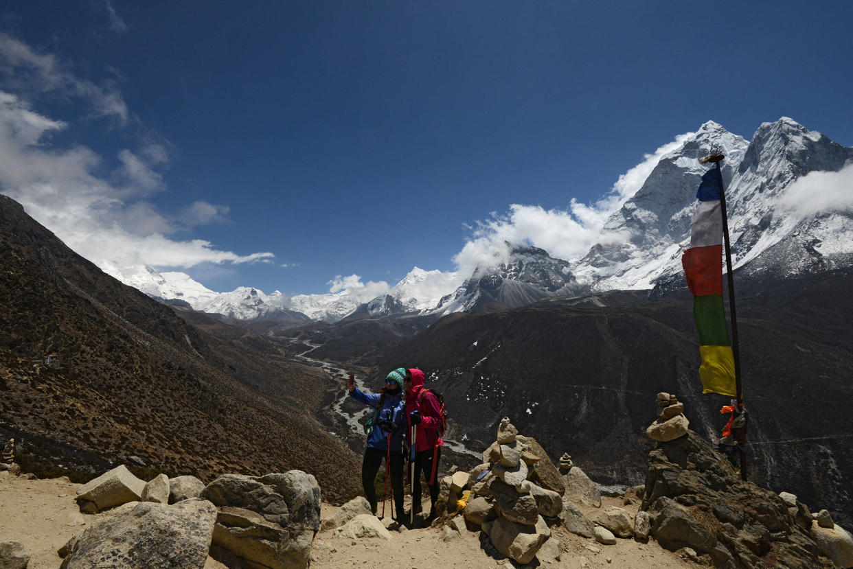 Un français est mort en tentant de grimper le mont Makalu (mont présent au centre de la photo, entouré du sommet Lhotse à gauche et du sommet Ama Dablam à droite). 