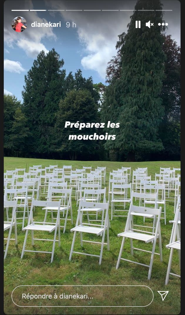 Des chaises alignées dans un parc pour préparer le mariage de Roméo Elvis et Lena Simonne (Photo: Diane Kari)