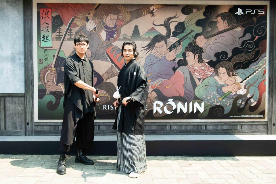 藝術創作家簡志剛與知名創作者RJ 張廉傑一同為《浪人崛起》上市慶祝活動揭幕（來源：台灣索尼官方提供）