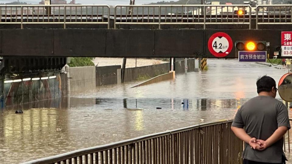 三姓橋地下道淹水災情。（圖／翻攝自@新竹大小事　臉書）