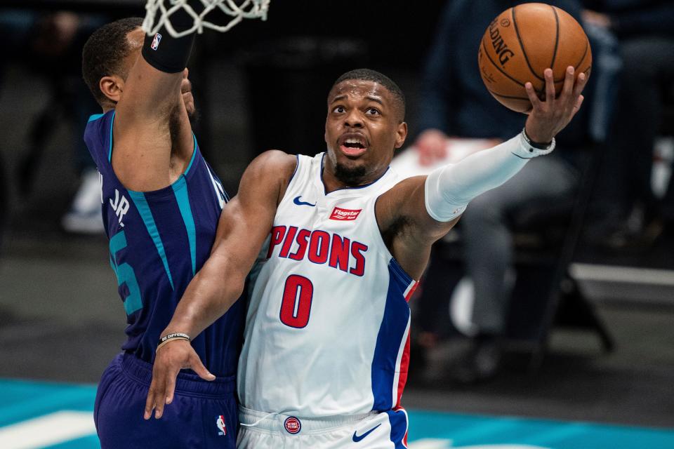 Dennis Smith Jr. drives to the basket vs. Charlotte, March 11, 2021.