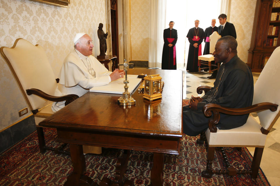 Pope Francis talks to Nigerian President Goodluck Jonathan during a private audience at the Vatican, Saturday, March 22, 2014. (AP Photo/Tony Gentile, Pool)