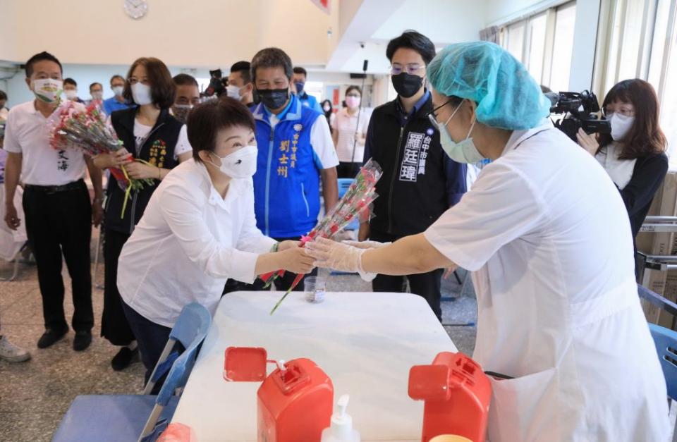 台中市長盧秀燕昨日前往疫苗快打站視察，並發放康乃馨贈送快打站的工作同仁，祝福母親節快樂。（記者陳金龍攝）