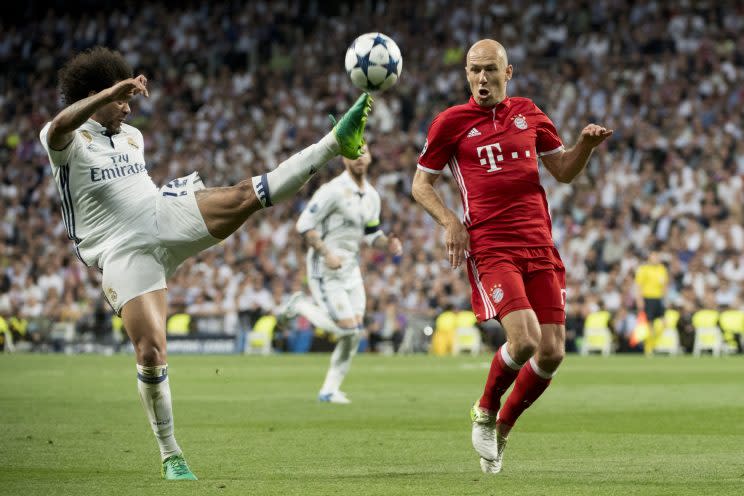 Marcelo corta un pase en profundidad frente a Arjen Robben (Foto : AFP)