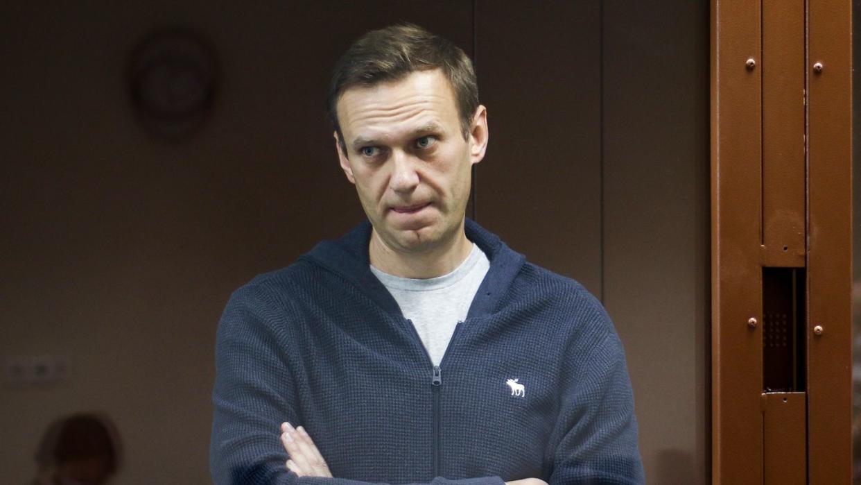 Der russische Oppositionspolitiker Alexej Nawalny steht hinter einer Glasscheibe während einer Anhörung vor dem Bezirksgericht in Moskau. (Archivbild)