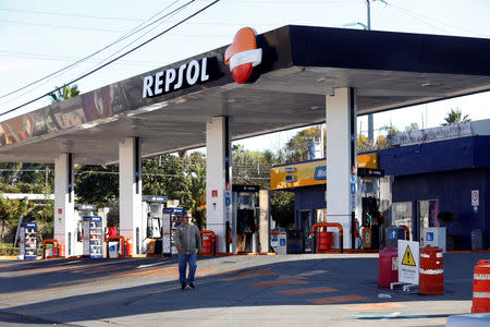 A man walks by a Repsol gas station closed due shortage of fuel in Guadalajara, Mexico January 6, 2019. REUTERS/Fernando Carranza