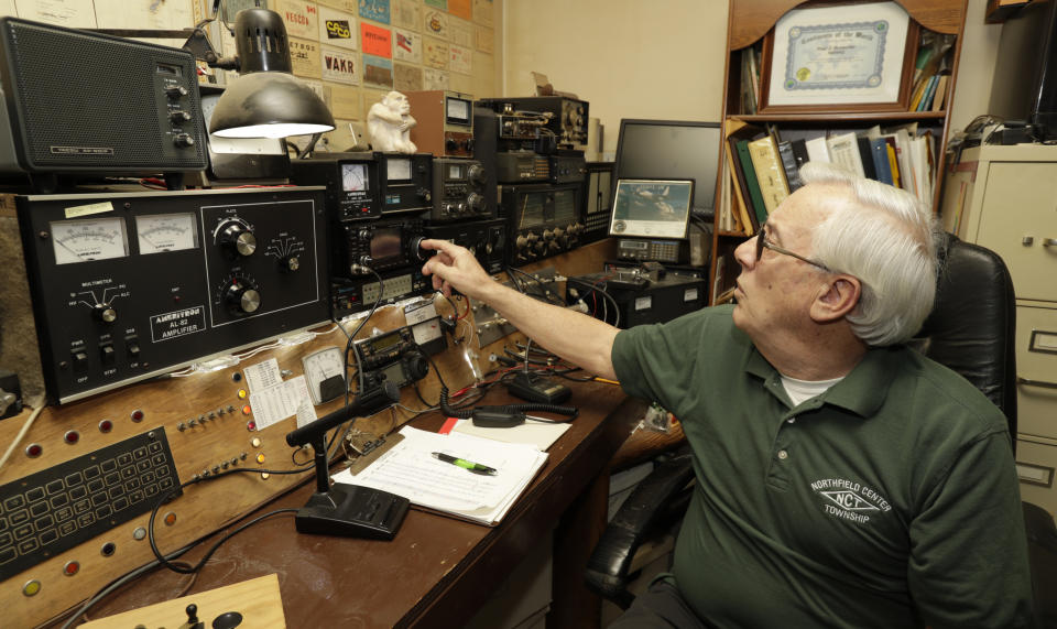 Paul Buescher ajusta su sistema de radio, que él usa para comunicar a los 32 miembros de su grupo de preparacionistas, que comparten una granja en Ohio dotada de alimentos y agua suficiente para sobrevivir por años. (AP Photo/Tony Dejak)