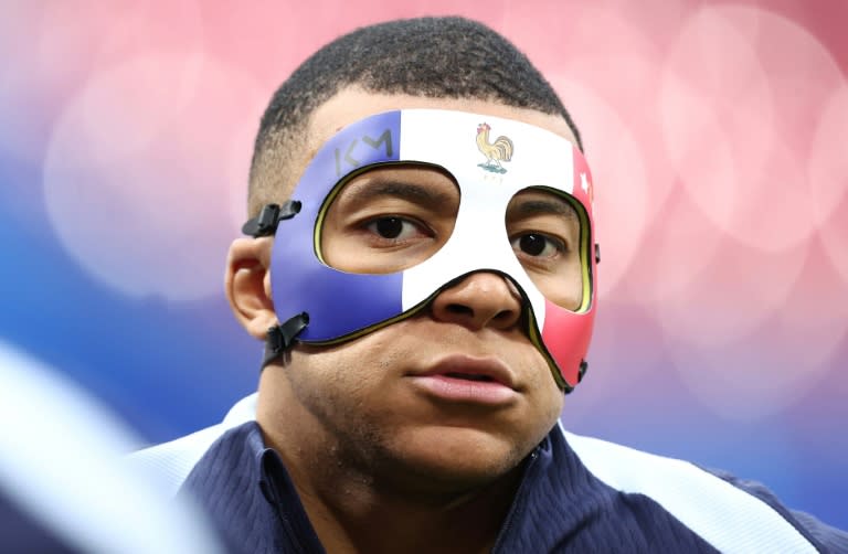 La estrella francesa Kylian Mbappé se entrena con una máscara, tras fracturarse la nariz, en Leipzig el jueves 20 de junio de 2024 (FRANCK FIFE)