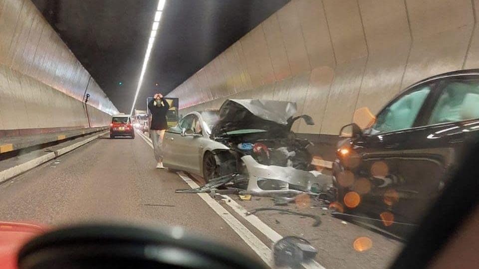 Three vehicles collided in the Red Tunnel, and three people were injured and sent to hospital.  (Hong Kong Emergency Reporting Area (New Edition)@FB)