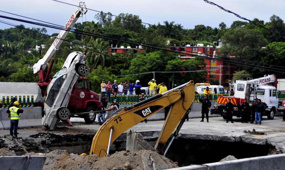 <p>Rettungskräfte bergen ein Auto, das im mexikanischen Cuernavaca von einem Erdloch verschluckt wurde. (Bild: AP Photo/Tony Rivera) </p>