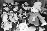 Im Jahr 1958 wurde von dem englischen Kinderbuchautor Michael Bond der Paddington Bär ins Leben gerufen und erfreute sich schnell großer Beliebtheit. Etliche Bände verzückten Familien und die dazu gehörige Figur war in den 70ern unter vielen Weihnachtsbäumen zu finden.