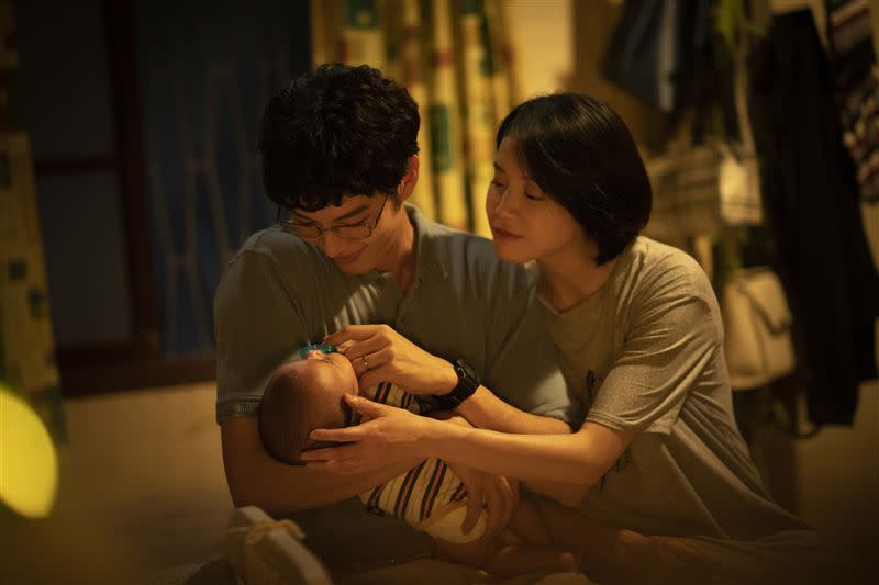 曹佑寧（左）和程予希（右）成為新手爸媽。（圖／華視、LINE TV 提供）