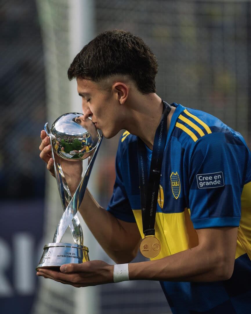 Mateo Mendia besa la Copa Intercontinental Sub 20, que Boca ganó en 2023