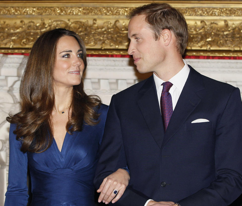 ARCHIVO - El príncipe Guillermo de Gran Bretaña y su prometida Kate Middleton posan para la prensa en el Palacio de St. James en Londres el 16 de noviembre de 2010, tras anunciar su compromiso. (Foto AP/Kirsty Wigglesworth, archivo)