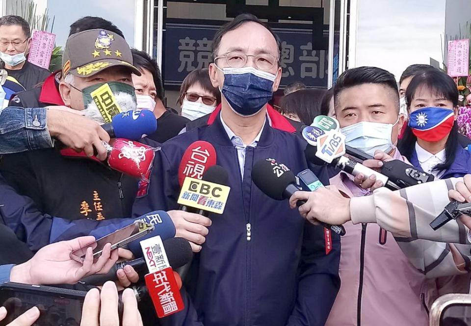 國民黨主席朱立倫十九日表示，一定要繼續努力、加油，絕不會氣餒，從今開始要結合社會正義力量，支持中二選區參選人顏寬恒（前右）。（記者陳金龍攝）