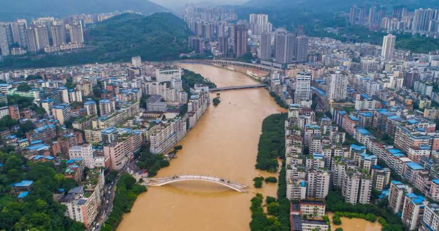 連日暴雨，重慶綦江昨（22日）最新畫面。（圖／人民網）