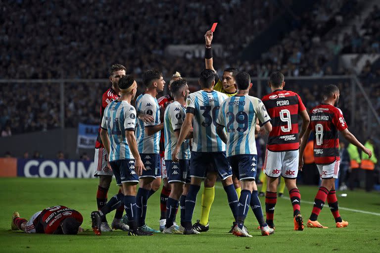 Jesús Valenzuela expulsa a Gabriel Hauche, de Racing, en el partido con Flamengo; Conmebol quiere sacarle tarjeta roja al racismo en los estadios sudamericanos.