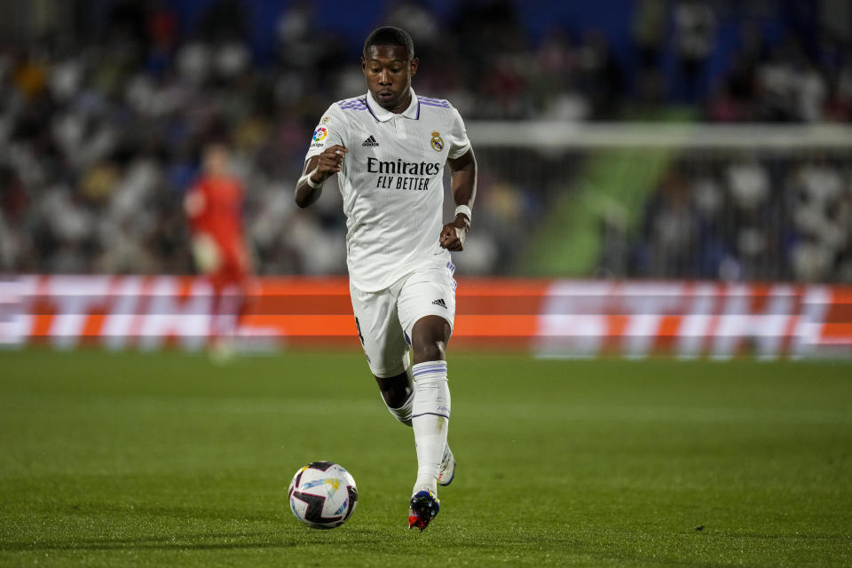 David Alaba, del Real Madrid, conduce el balón durante un partido de La Liga ante Getafe, el sábado 8 de octubre de 2022 (AP Foto/Bernat Armangue)