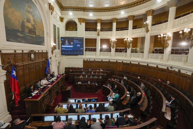 Consejeros constitucionales participan en una votación final sobre reformas constitucionales, en la antigua sede del Congreso Nacional en Santiago, Chile, el miércoles 4 de octubre de 2023