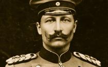 Er war eine der umstrittensten Figuren der deutschen Geschichte: Wilhelm II., von 1888 bis 1918 letzter Deutscher Kaiser und König von Preußen. "Sein auffallendstes Merkmal war ein buschiger Schnurrbart mit aufgebogenen Spitzen, die Kreation eines geschickten Barbiers, der jeden Morgen mit einer Dose Wachs im Schloss erschien", schrieb der US-Historiker Robert K. Massie einmal. (Bild: Hulton Archive/Getty Images)