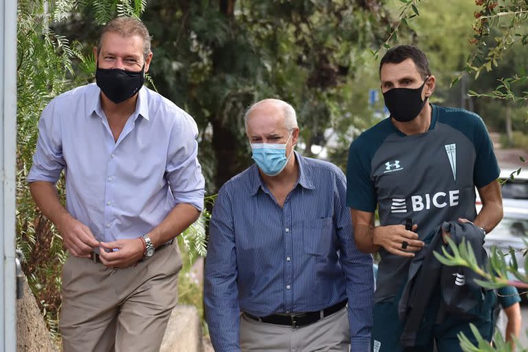 Con Juan Tagle, presidente de la Católica, y el uruguayo Gustavo Poyet, el nuevo entrenador tras la salida de Holan