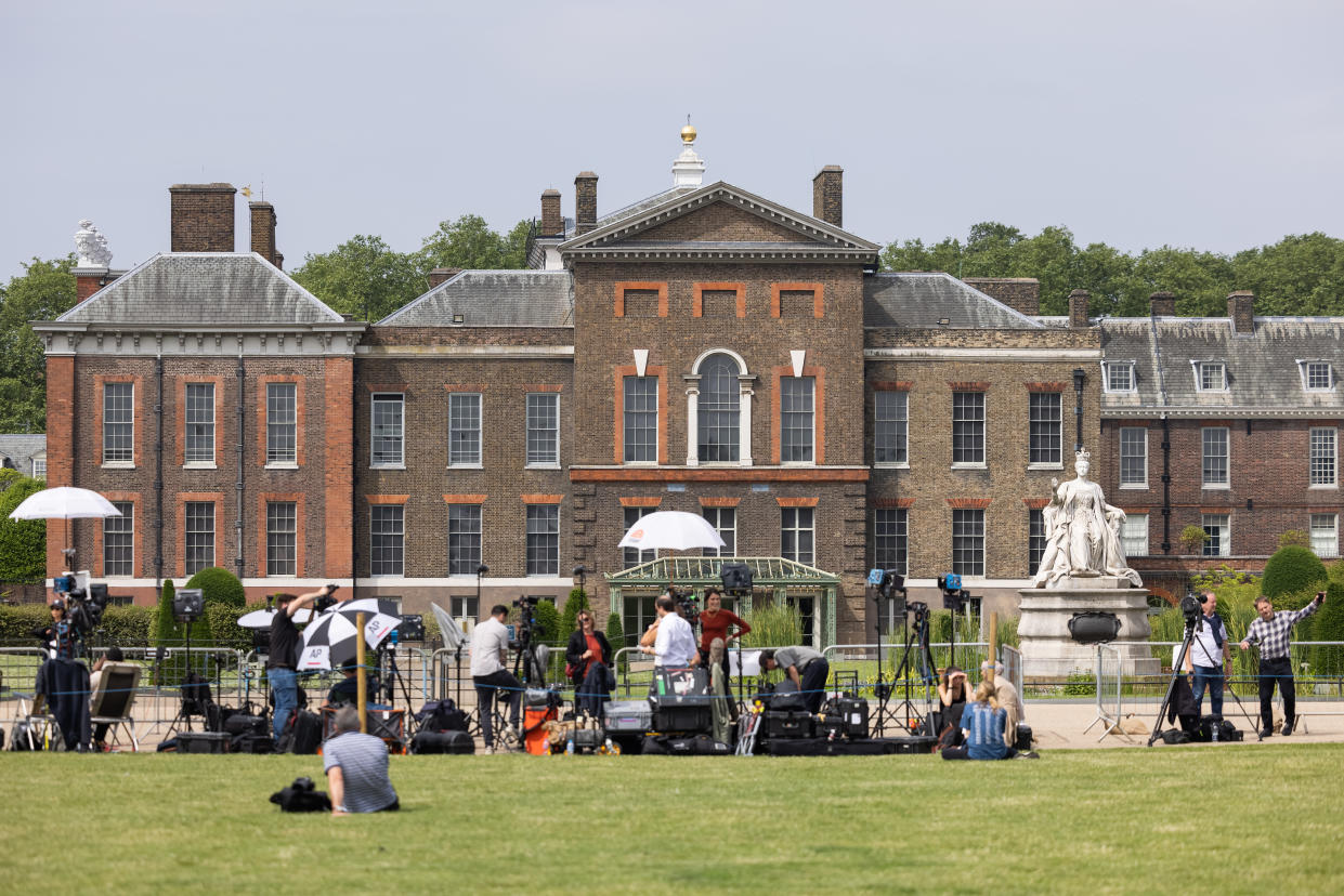 LONDON, ENGLAND - JULY 01: Media crews broadcast from a designated area as fans and supporters gather to mark what would have been the 60th birthday of Princess Diana, at Kensington Palace on July 01, 2021 in London, England. Princess Diana would have celebrated her 60th birthday today had she not been killed in a car crash in a Paris tunnel in August 1997. At a ceremony today her sons William, The Duke of Cambridge, and Harry, The Duke of Sussex, will unveil a statue in her memory. (Photo by Leon Neal/Getty Images)