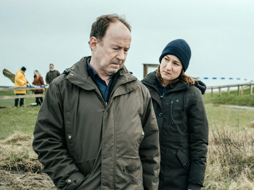 "Neben der Spur: Schließe deine Augen": Kommissarin Anna Bartholomé (Marie Leuenberger) und Psychiater Joe Jessen (Ulrich Noethen) haben es mit einem erneuten Leichenfund zu tun. (Bild: ZDF/Gordon Timpen)