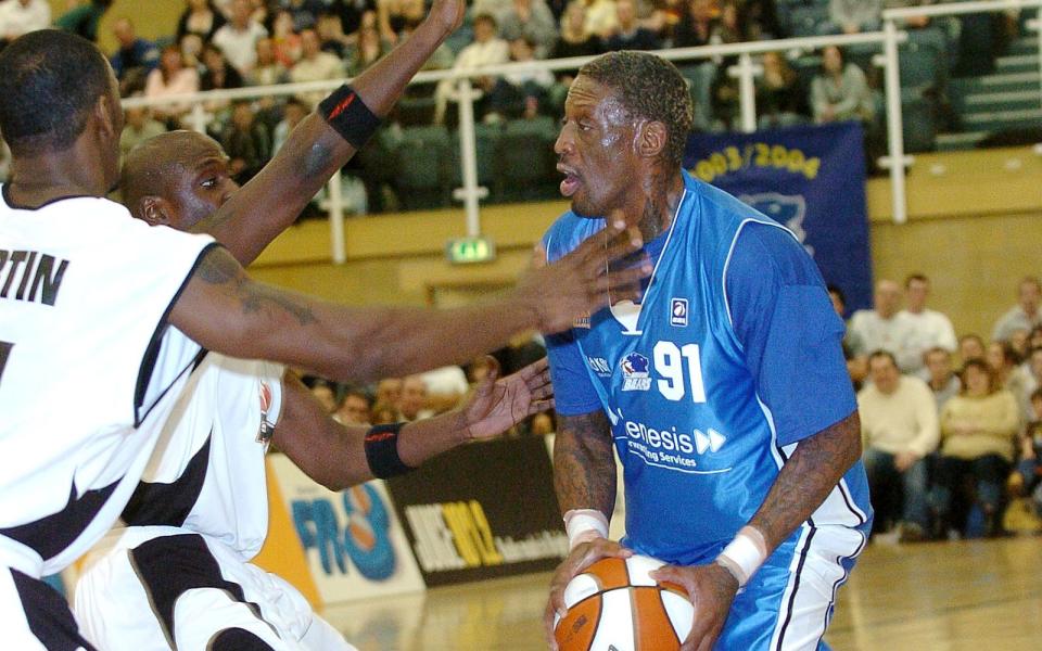 Dennis Rodman beendete im Jahr 2000 bei den Dallas Mavericks seine NBA-Karriere, kehrte danach aber immer wieder auf den Platz zurück: Er spielte unter anderem für Fuerza Regia (Mexiko) und Torpan Pojat (Finnland), ehe er 2006 für drei Spiele bei den Brighton Bears anheuerte (Bild). Fun Fact: Kurz darauf wurde der britische Traditionsclub aufgelöst. (Bild: Niki Nikolova/FilmMagic/Getty Images)