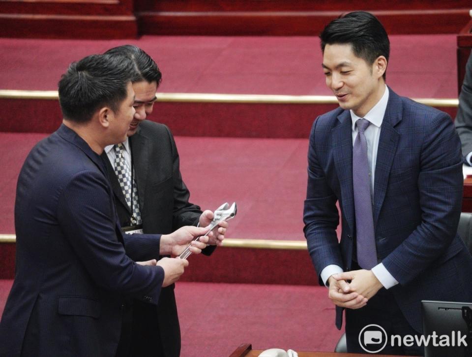 台北市議會今進行市長施政報告及總質詢，民進黨議員王閔生致贈螺絲帽給市長蔣萬安，盼他拴緊螺絲。   圖：張良一 / 攝