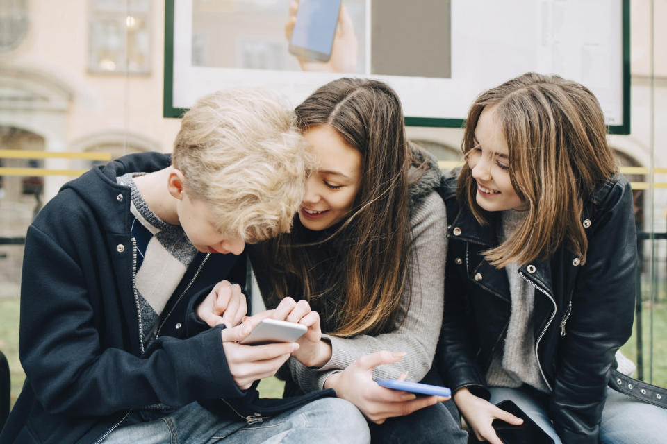 Immer früher möchten Kinder ihr eigenes Smartphone haben. Ab welchem Alter ist das sinnvoll und worauf sollten Eltern achten? (Bild: Getty Images)