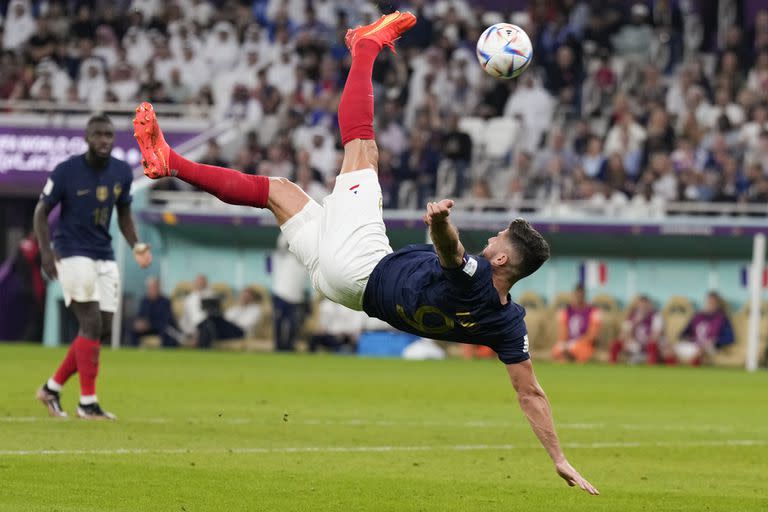 Olivier Giroud, goleador francés, ensaya una pirueta durante el partido de octavos de final de Qatar 2022 ante Polonia; el futbolista de Milan (Italia) podría perderse la final ante Argentina por un problema físico