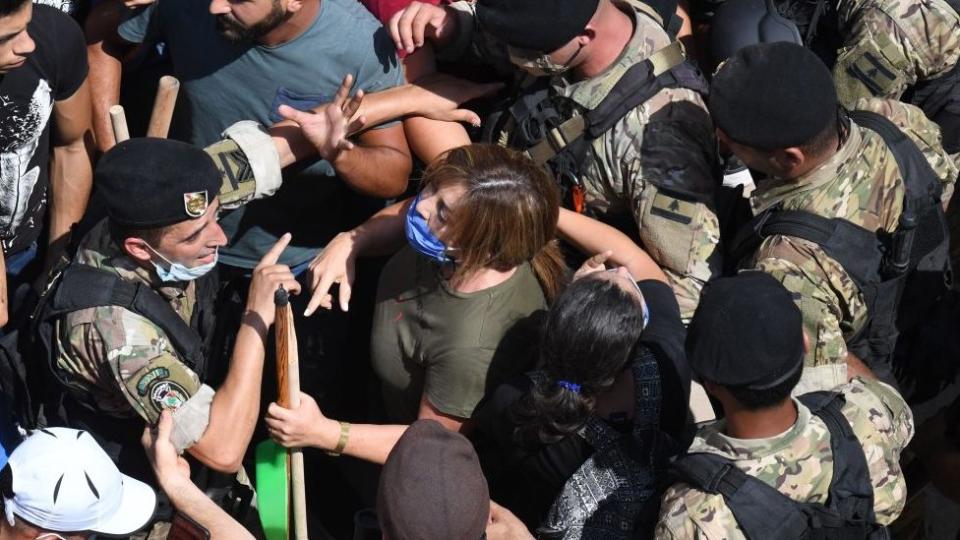 Protestantes frente a las fuerzas de seguridad.