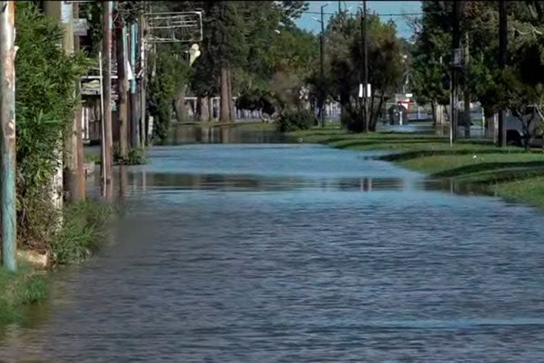 Varias calles del municipio de Quilmes amanecieron hoy inundadas