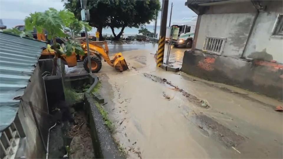 頭城濱海路邊坡坍方　泥流挾帶土石灌到路面