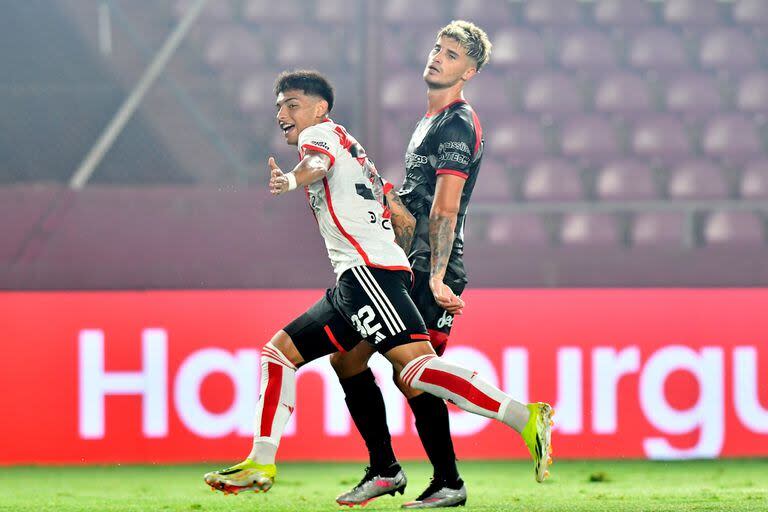 Agustin Ruberto festeja su primer gol oficial con la camiseta de River: fue el 2-0 del equipo millonario ante Barracas Central